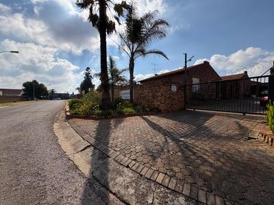 Townhouse For Rent in Lindhaven, Roodepoort