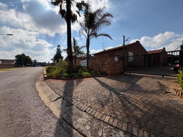 Townhouse For Rent in Lindhaven, Roodepoort
